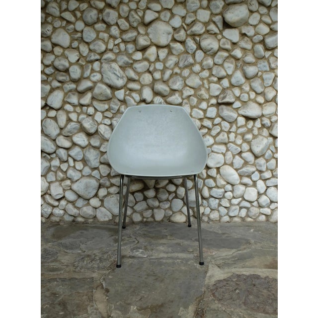 Grey "coquillage" chair, design Pierre Guariche in 1961 for Meurop. Shell in polypropylene on a base in tubular steel,...