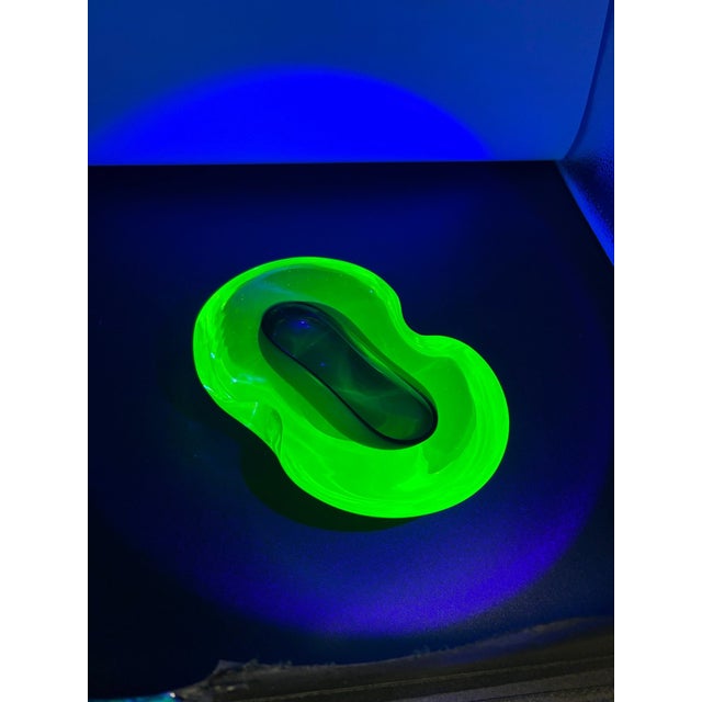 1960s Rare MCM Biomorphic Murano Uranium Glass Bowl by Antonio Da Ros for Cenedese For Sale - Image 11 of 13