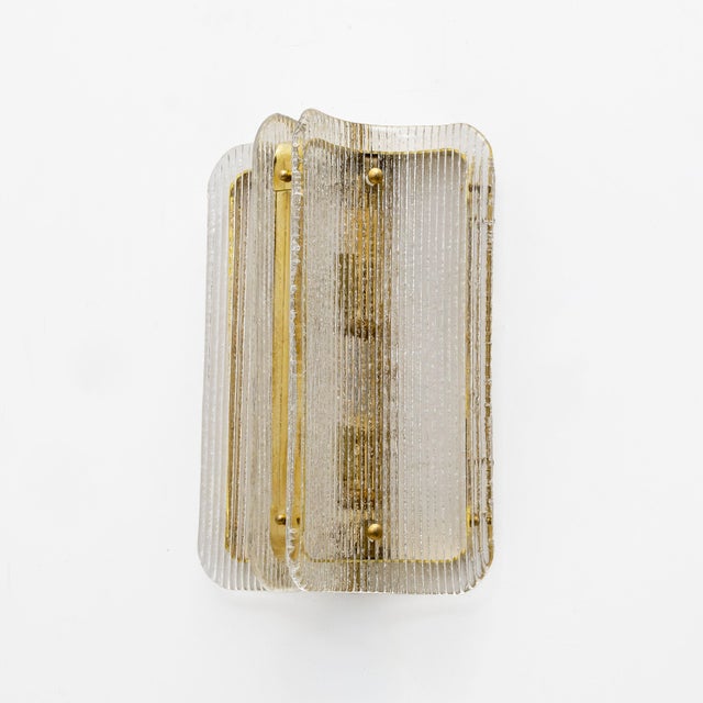 Mid-Century Modern Curved Clear Ribbed Murano Glass and Brass Wall Sconces, 2000, Set of 2 For Sale - Image 3 of 9