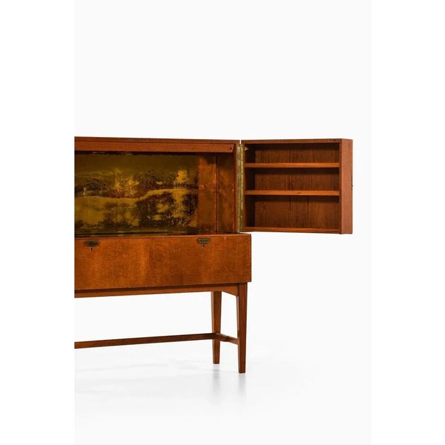 Bar Cabinet in Elm and Brass attributed to Carl-Axel Acking, 1940s For Sale - Image 4 of 10
