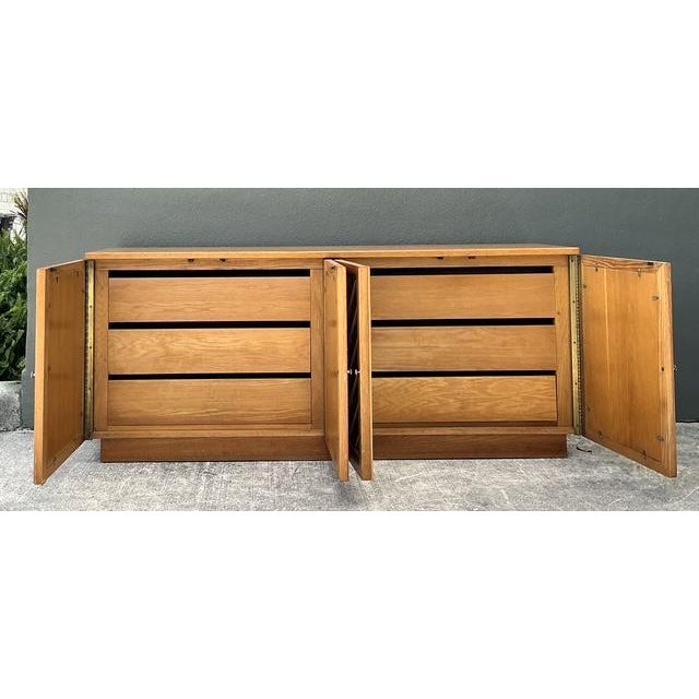 This stunning vintage credenza by Bassett is a masterclass in graphic, textural design. Drawing influence from the bold...