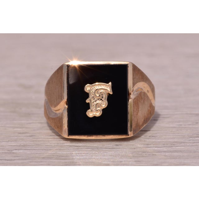 The Fati: Vintage Gentleman's Onyx and Carved F Initial Cocktail Ring in Yellow Gold For Sale - Image 10 of 12