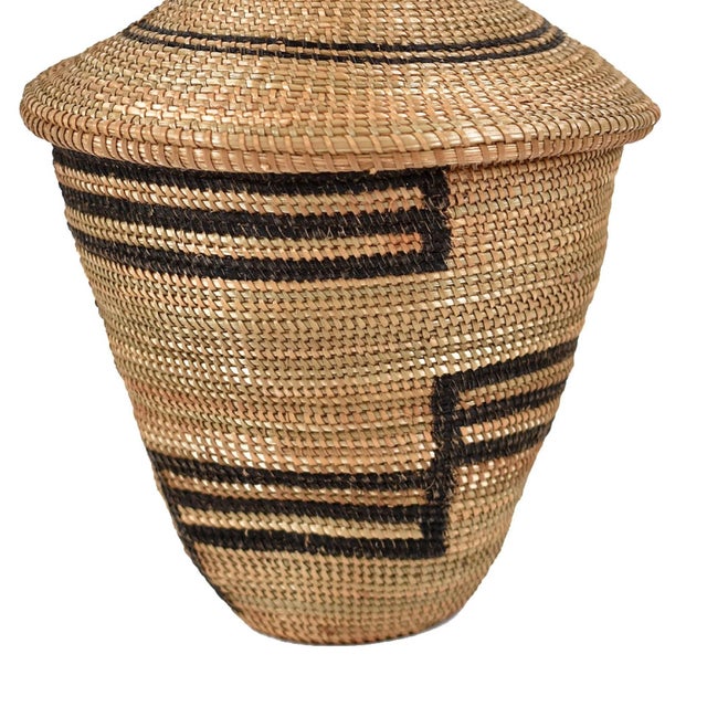 African Early 20th Century Tutsi Basket with Lid Rwanda For Sale - Image 3 of 3