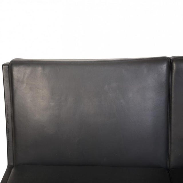 AP35 2-Seater Sofa in Black Leather by Hans J. Wegner, 1970s For Sale - Image 3 of 16