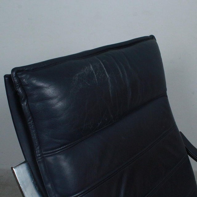 1990s Set of Komet ArtCollection Lounge Chair and Ottoman in Steel and Leather by Rudolph Glatzl for Dreipunkt, 1990s. For Sale - Image 5 of 10