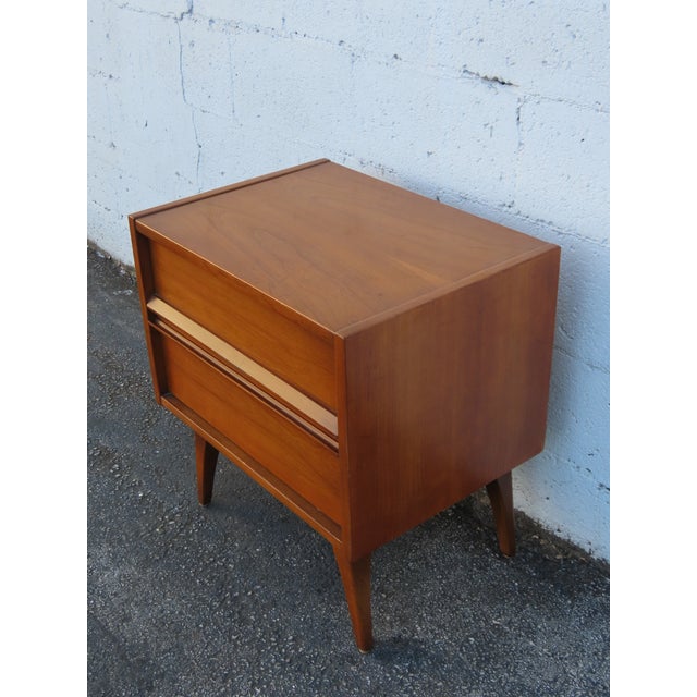 Mid Century Modern Nightstand Side End Bedside Table 6235 For Sale - Image 12 of 17