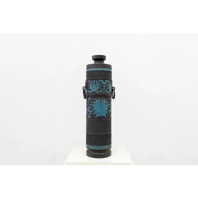 Jarron tubular Japanese in bronze decorated in turquoise blue enamel. Two side handles. Base with the word Japan incisa.