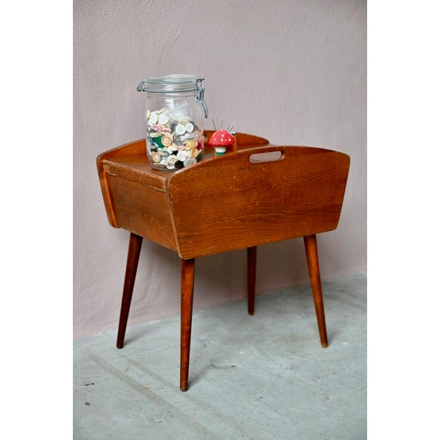 This worker from the 50s is no exception to the rule and offers a tenderly bohemian look. Its wooden storage box rests on...