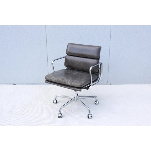 Fabulous mid-century modern distressed gray leather Eames soft pad management chair by Herman Miller. A timeless design,...