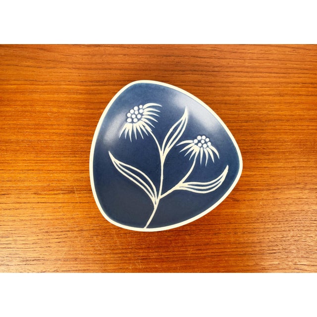 Mid-Century Modern Danish Model 2071 Studio Pottery Bowl with Flower Design from Søholm, 1960s, in Very Good conditions....