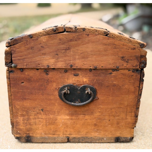 Early American Humpback Stagecoach Travel Trunk c.1850-1880 For Sale - Image 6 of 18