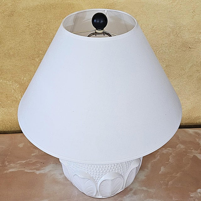 Ceramic 1970s Italian White Glazed Ceramic Table Lamp With Sculptural Relief Design For Sale - Image 7 of 18