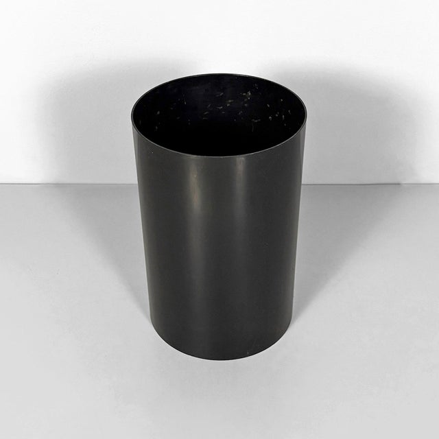 Italian wastepaper basket model 4670 by Gino Colombini for Kartell, 1970s Wastepaper basket Model 4670 with a cylindrical...