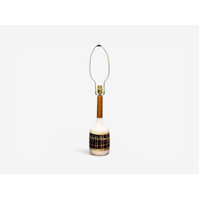 Wood Gordon & Jane Martz, Table Lamp, Walnut, Beige Ceramic, Usa, 1960s For Sale - Image 7 of 11
