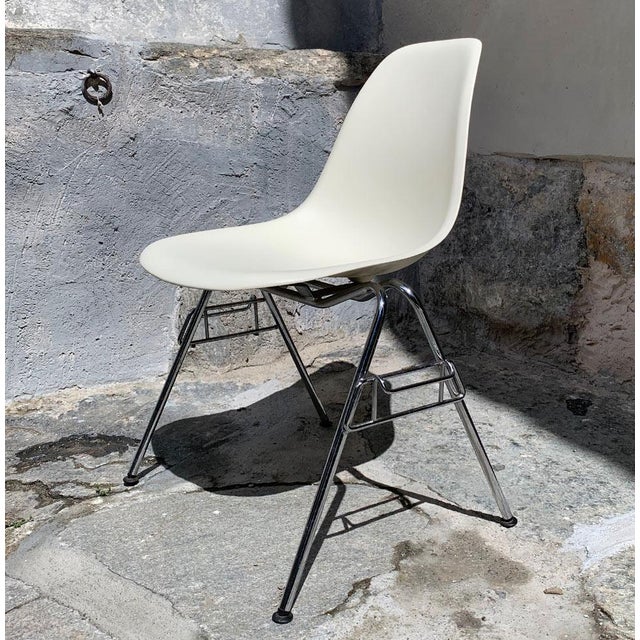 Two original Eames DSS chairs (Dining Height Side Chair Stacking Base). Dyed-through polypropylene seat shell in white....