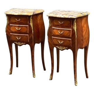 1920s Pair of French Louis XV Style Rosewood Nightstands For Sale
