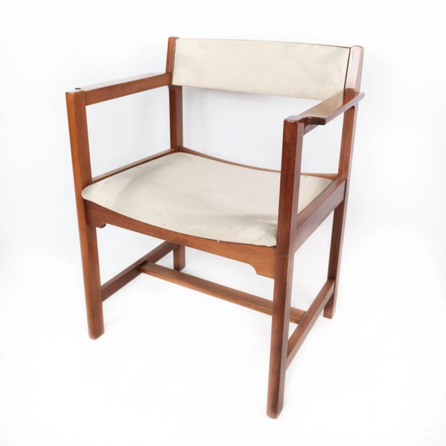 Armchair in mahogany and light fabric of Danish design manufactured by Søborg Furniture in the 1960s. This piece is...