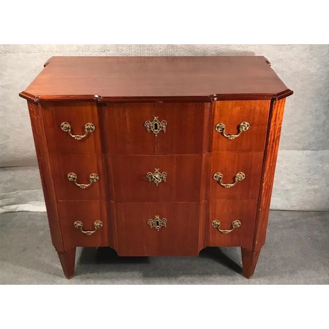 Gustavian chest of drawers, sweden, 1780-1800. This elegant chest of drawers is made of yew tree and has a mahogany...