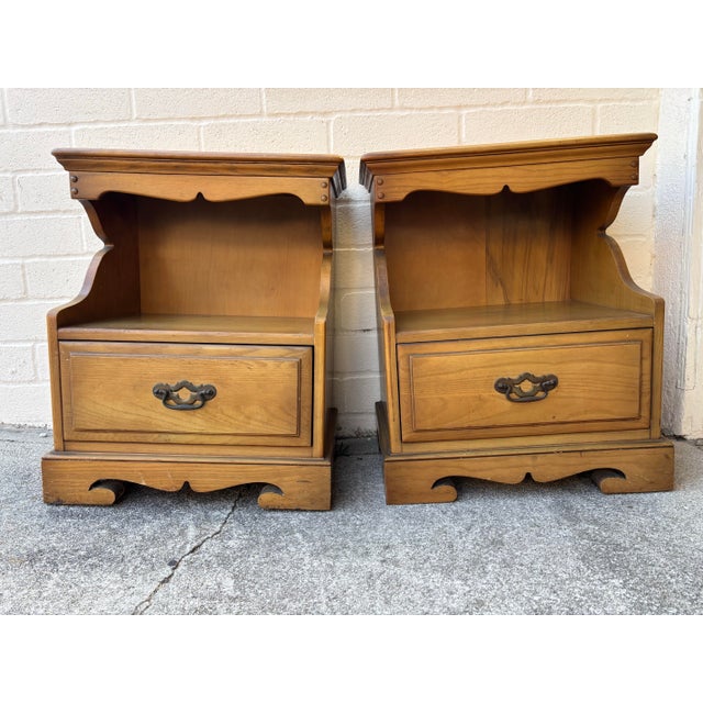 American Vintage Colonial Early American Style Hard Maple Nightstands by the Unique Furniture Makers Company, 2 Pieces For Sale - Image 3 of 7