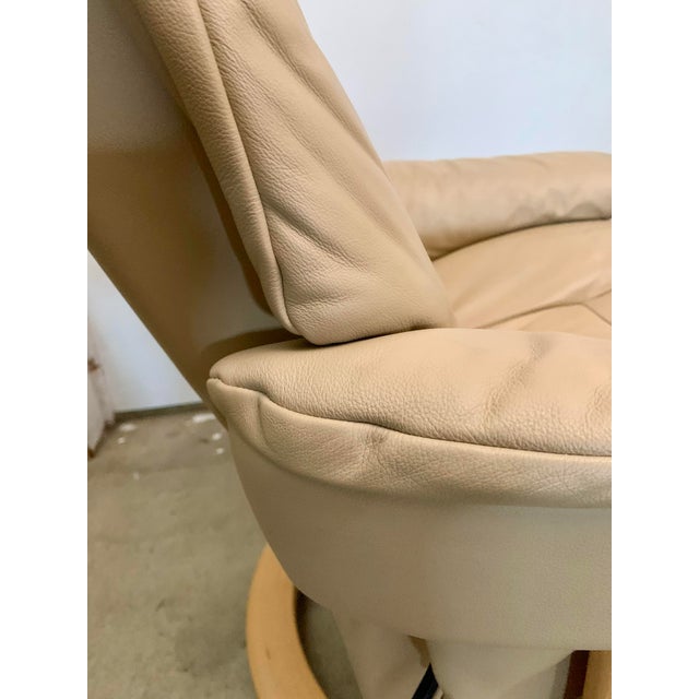 1970s Attributed to Ekornes Stressless Adjustable Sandstone Leather Recliner Ottoman Norway Medium For Sale - Image 14 of 15