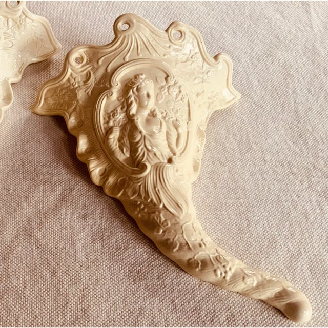 American 1960s Pair of Wedgwood Colonial Williamsburg Creamware Cornucopia Wall Pockets, For Sale - Image 3 of 18