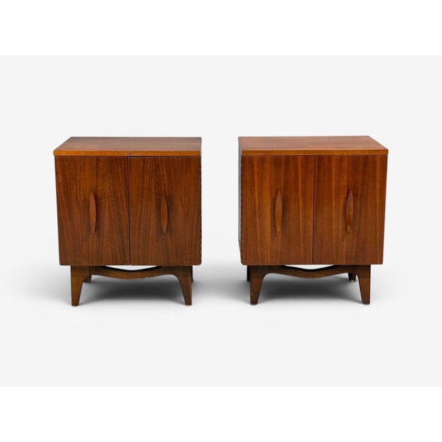 Mid-Century Modern Young Manufacturing, Modern Nightstands, Walnut, Usa, 1960s For Sale - Image 3 of 17