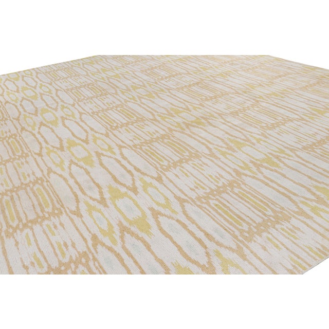 Handwoven in a luxurious blend of wool and silk, this 17x17 rug is a bold new contemporary addition to Rug & Kilim’s...