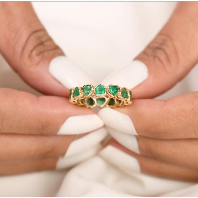 Natural 4.12 cts Zambian emerald band ring 18k gold For Sale - Image 17 of 18