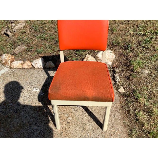This vintage steel chair by Harter is a perfect addition to any mid-century modernist office or living space. The chair...