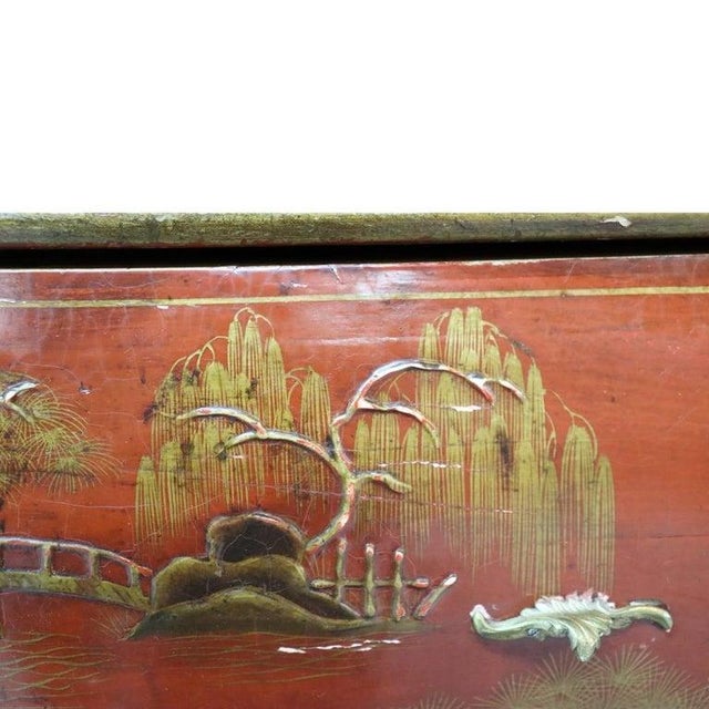 Red Lacquer & Scenic Chinoiserie Decorated 3-Drawer Bombay Chest C1920 For Sale - Image 10 of 18