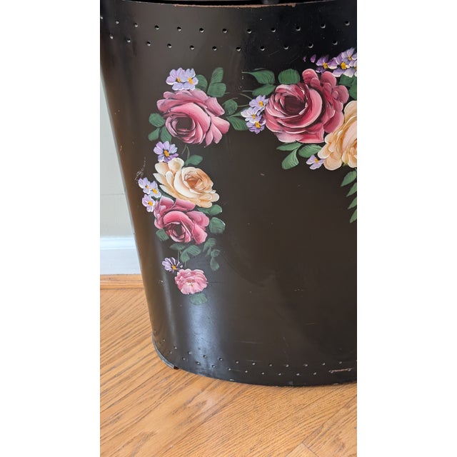 1950s Vintage Mid Century Modern Hand Painted Toleware Accent Hamper For Sale - Image 10 of 11