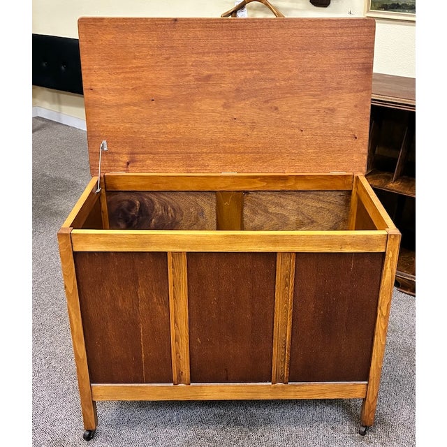 Vintage Oak Lift Top Blanket Chest / Toy Chest c.1940 For Sale In San Francisco - Image 6 of 11