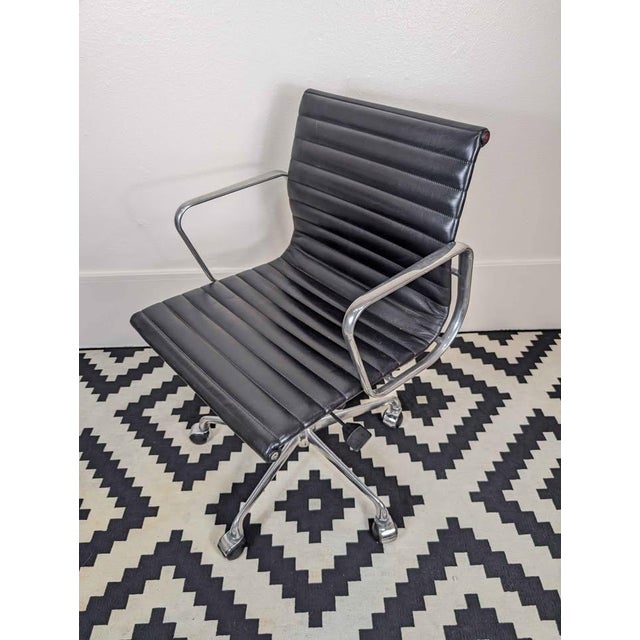 Mid-Century Modern 1960s MCM Charles Eames Aluminum Group Ea117 Black Leather Desk Chair by ICF For Sale - Image 3 of 10