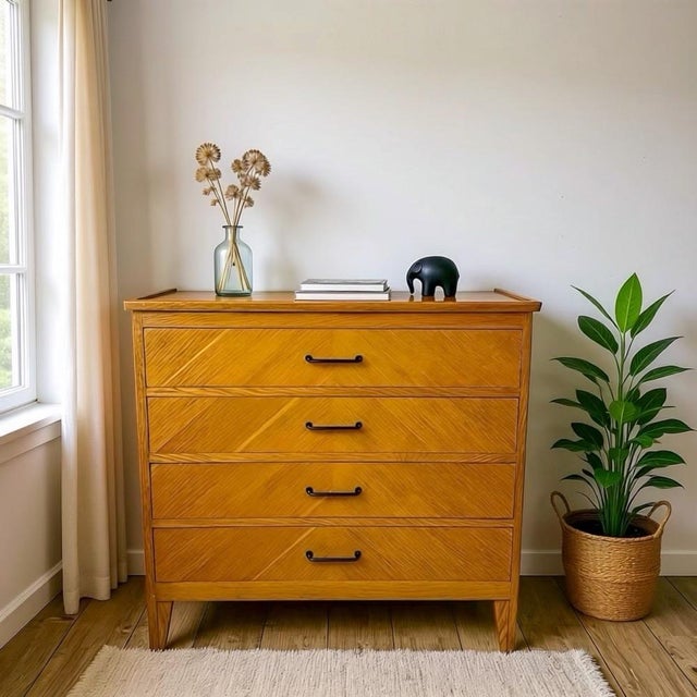 This 1960s chest of drawers perfectly embodies the spirit of a design that has become iconic: clean lines, perfectly...