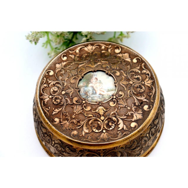 Gold-Plated Silver Jewelry Box with Floral Reliefs For Sale - Image 3 of 5
