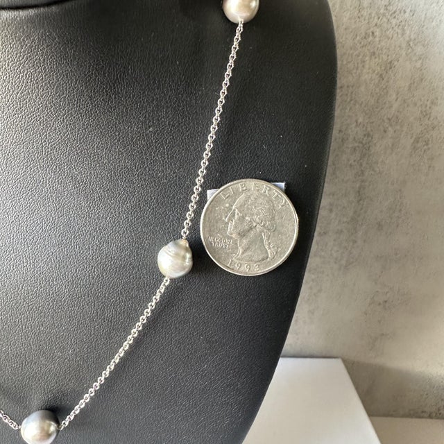 Contemporary Estate Gray Silvery Pearl Station Necklace in 14kt White Gold, Pre-Loved For Sale - Image 3 of 5