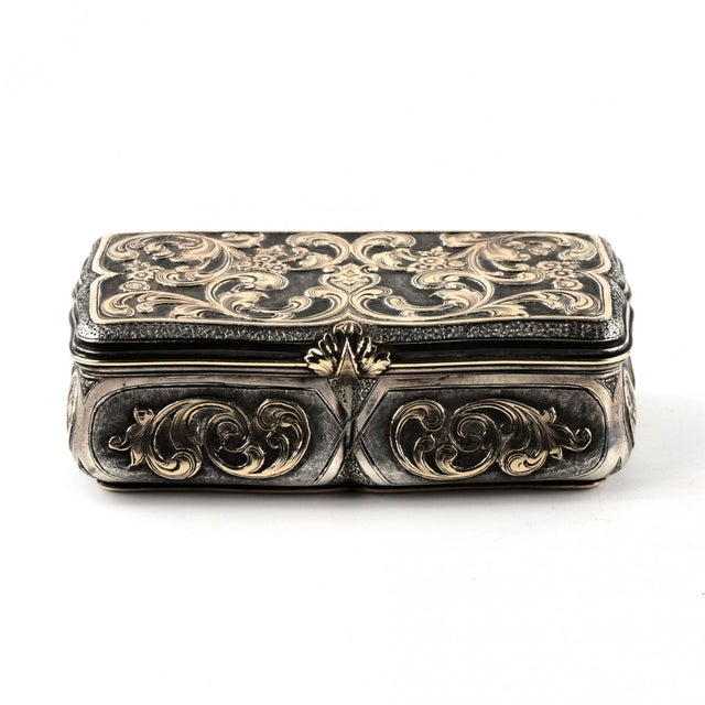 Silver snuffbox with applied gold, Baroque style. Personalized image of luxury and nobility. Observes baroque proportions,...