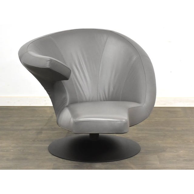 Powerful with an asymmetrical curve, the Parabolica Swivel Chair provides the user with multiple different experiences -...