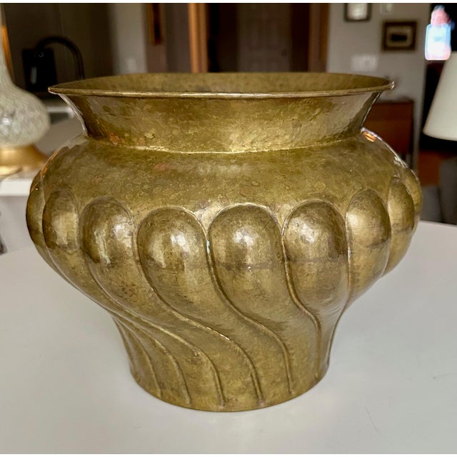 1950s Italian Hammered Brass Scalloped Jardinière Planter For Sale - Image 5 of 15