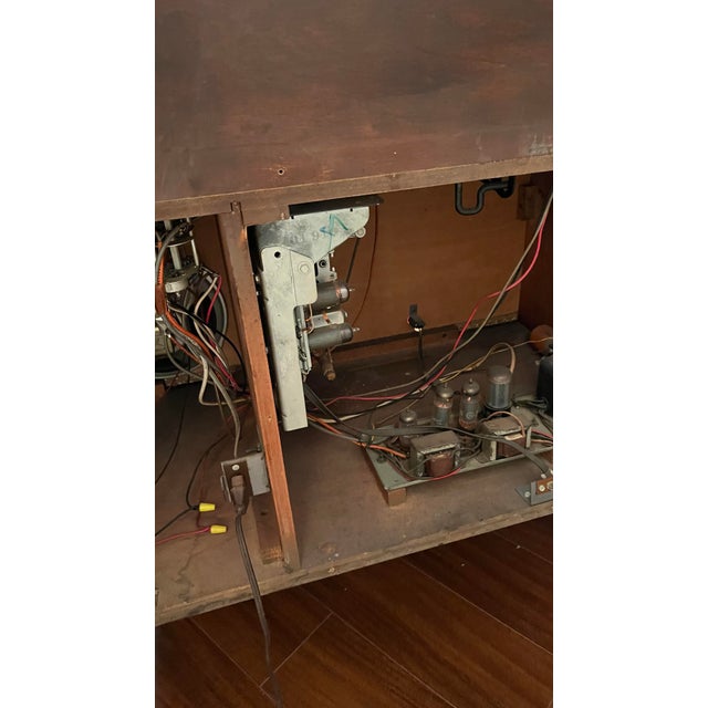 Brown Vintage Mid Century Modern Ge Stereo Console Record Player / Radio Cabinet For Sale - Image 8 of 11
