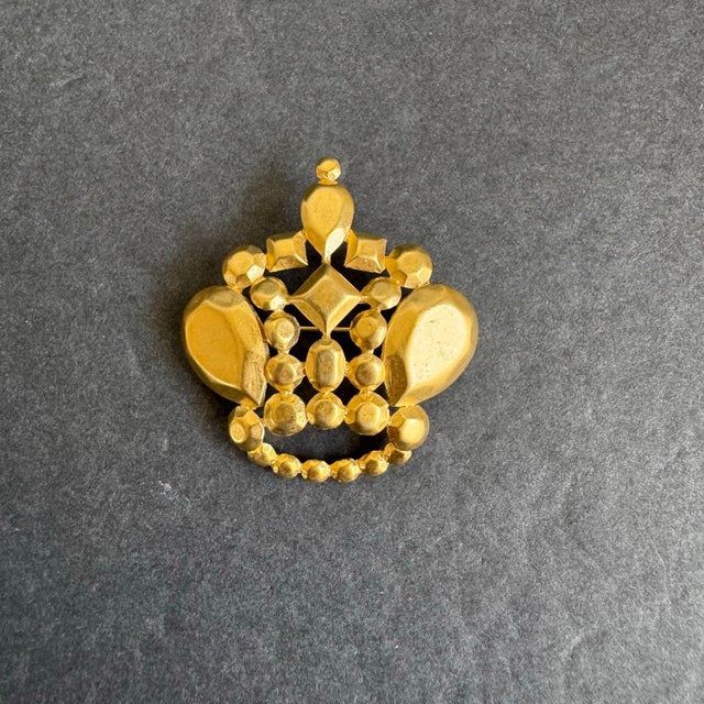 French Trifari Gold Crown Brooch Vintage Matte Tm Retro Pin For Sale - Image 3 of 8
