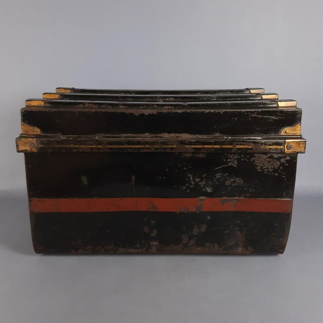 Antique Naval Britannia Trunk in Metal from Newton Shakespeare & Co. Ltd, Early 1900s For Sale - Image 4 of 18