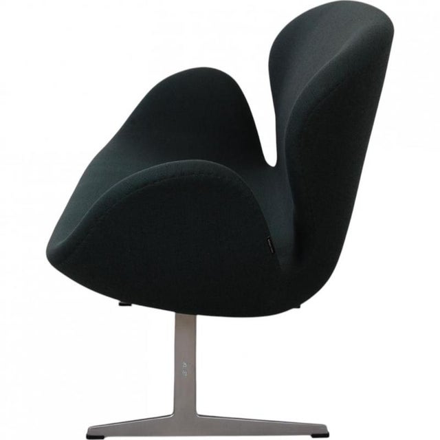 Swan Sofa in Green Fabric by Arne Jacobsen For Sale - Image 5 of 18