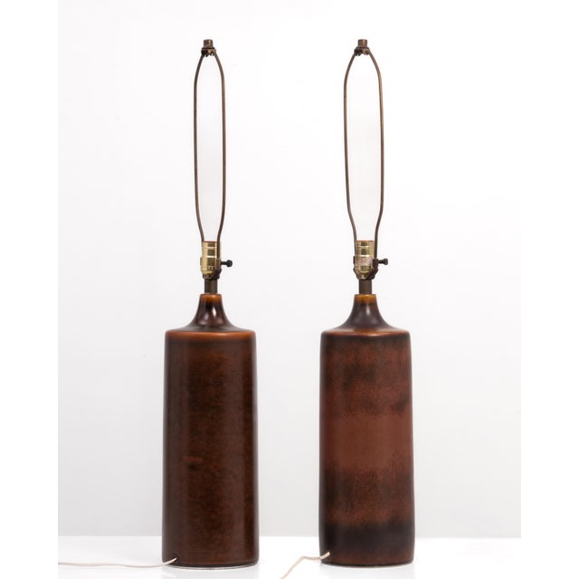 Mid-Century Modern Lotte and Gunnar Bostlund Brown Cylindrical Table Lamps Model 1700 Marked a Pair For Sale - Image 3 of 16