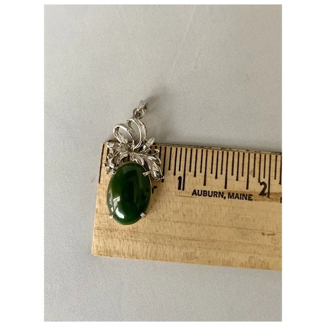 Mid-Century Modern 1950s 18k White Gold Jade Pendant For Sale - Image 3 of 10