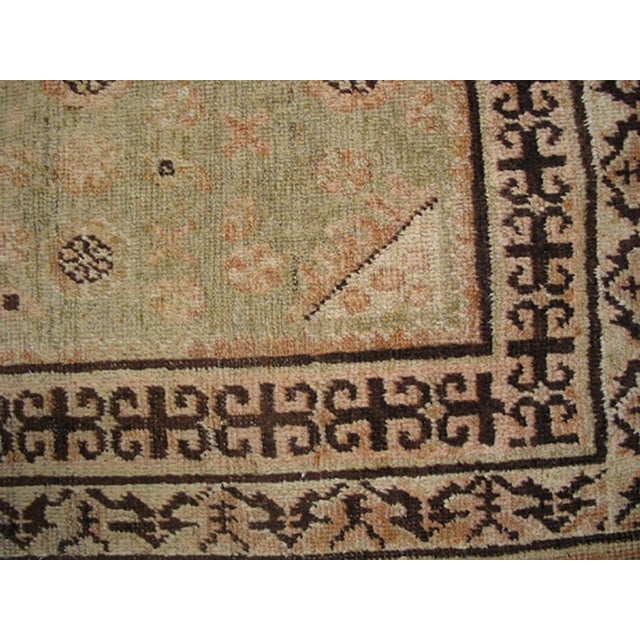 Early 20th Century 1920s Tan Beige Medallion Antique Central Asian Chinese Khotan Rug 4'3" X 8' Handknotted Wool Carpet For Sale - Image 5 of 5