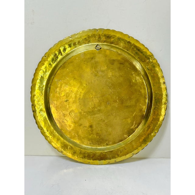 1970s Round Brass Display Tray With Engraved Flowers and Scalloped Rim For Sale - Image 5 of 8