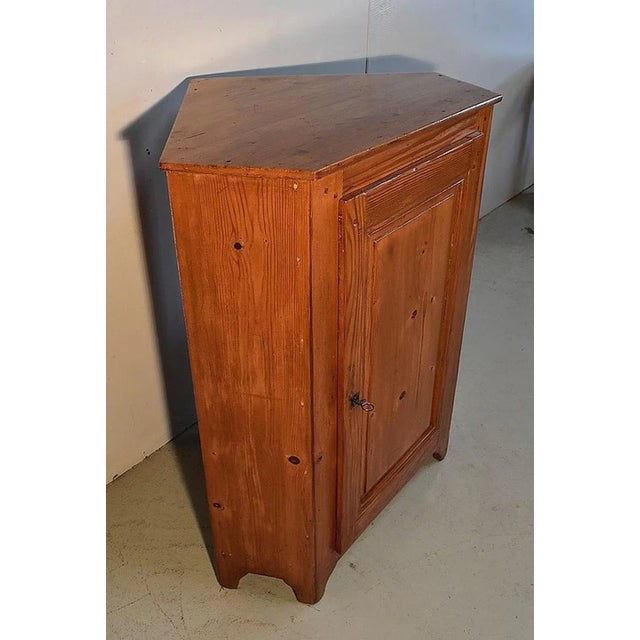 Pitchpin corner cabinet furniture with feedback. It opens on the front by a molded door, with strips, and with a lock in...