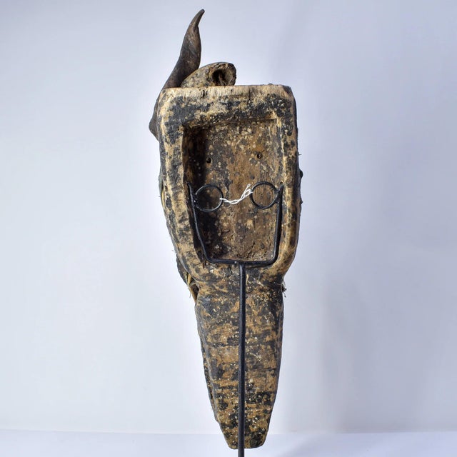 Dark Gray Early 20th Century Dan, Wee, Kran, Guerre Guere Mask on Stand For Sale - Image 8 of 15