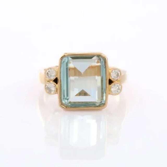 18k Yellow Gold 5.45 Carat Aquamarine and Diamond Cocktail Ring Size 8 For Sale - Image 4 of 7